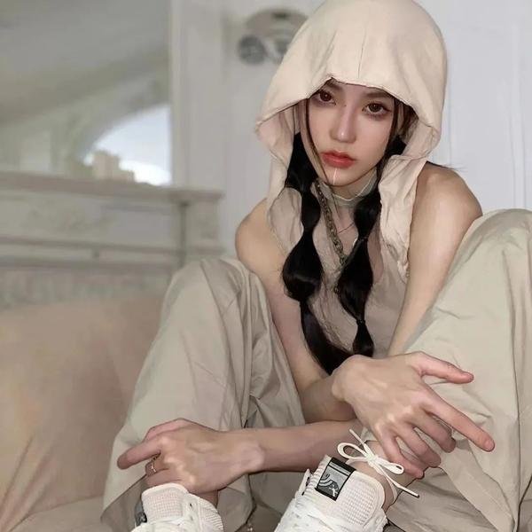 戴脚镣的女孩